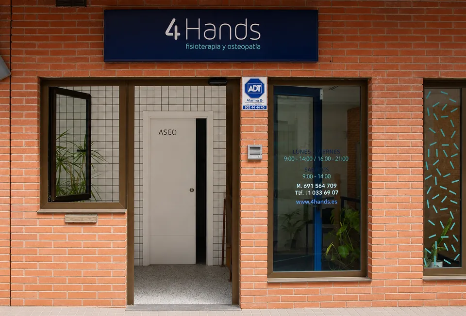 Entrada de la clínica 4 Hands en Calle Reina Mercedes, Las Rozas