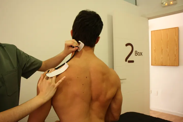 Aplicación de vendaje funcional en una sesión de fisioterapia deportiva